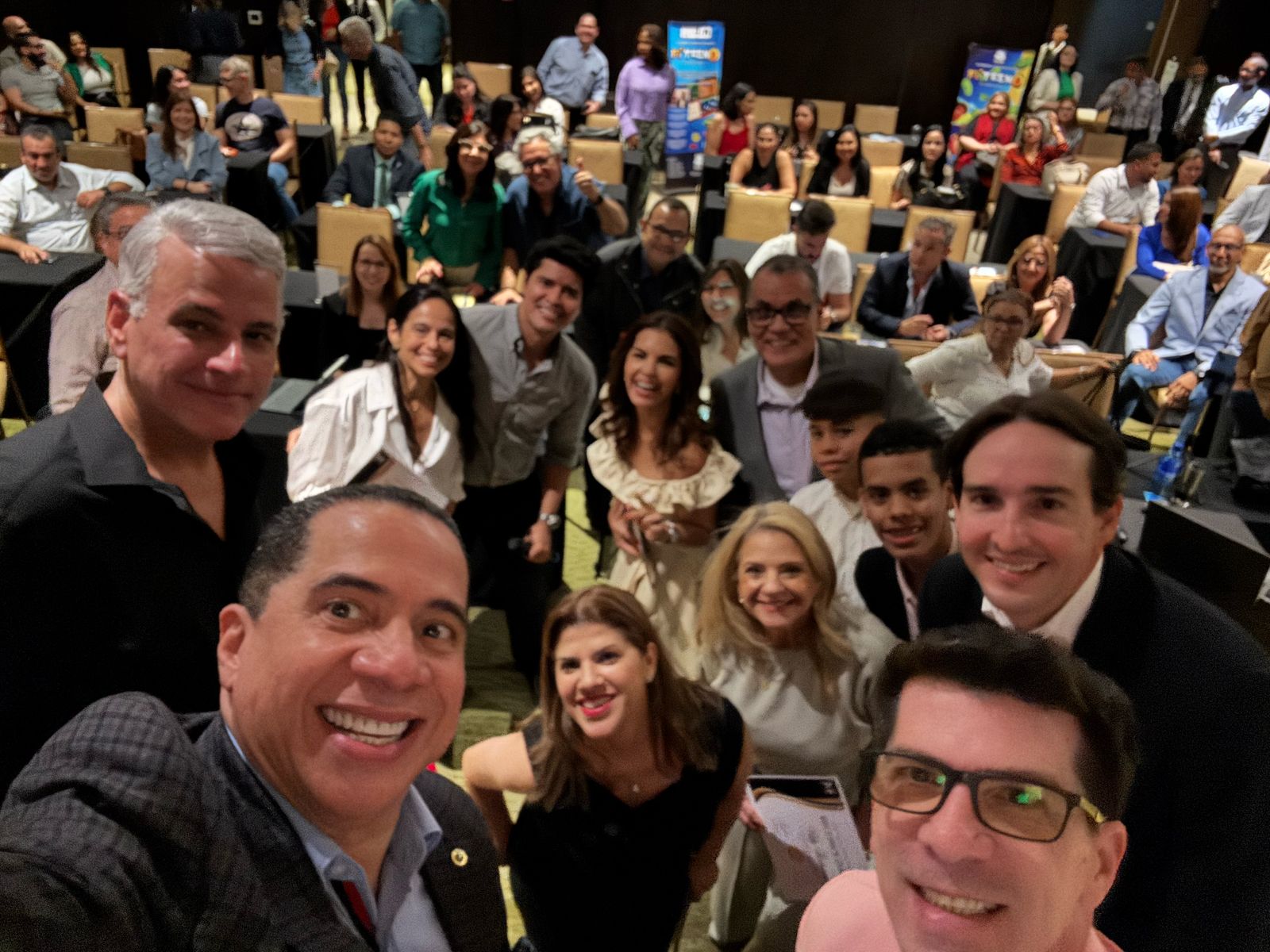 Asistentes sonriendo en un encuentro del Club de Lectura y Liderazgo
