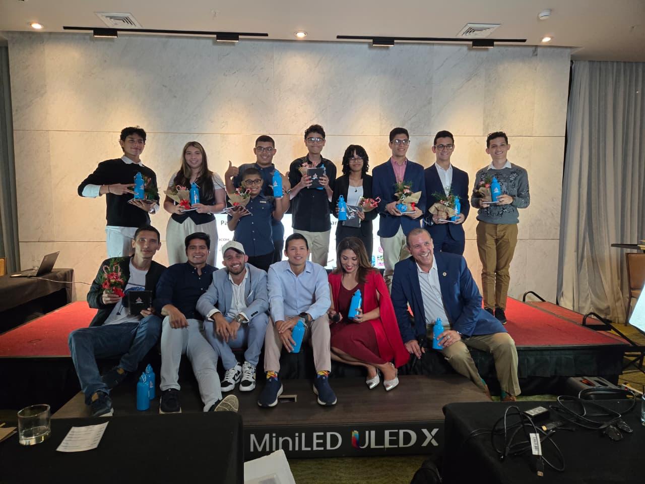 Reconocimiento a jóvenes lectores en el escenario
