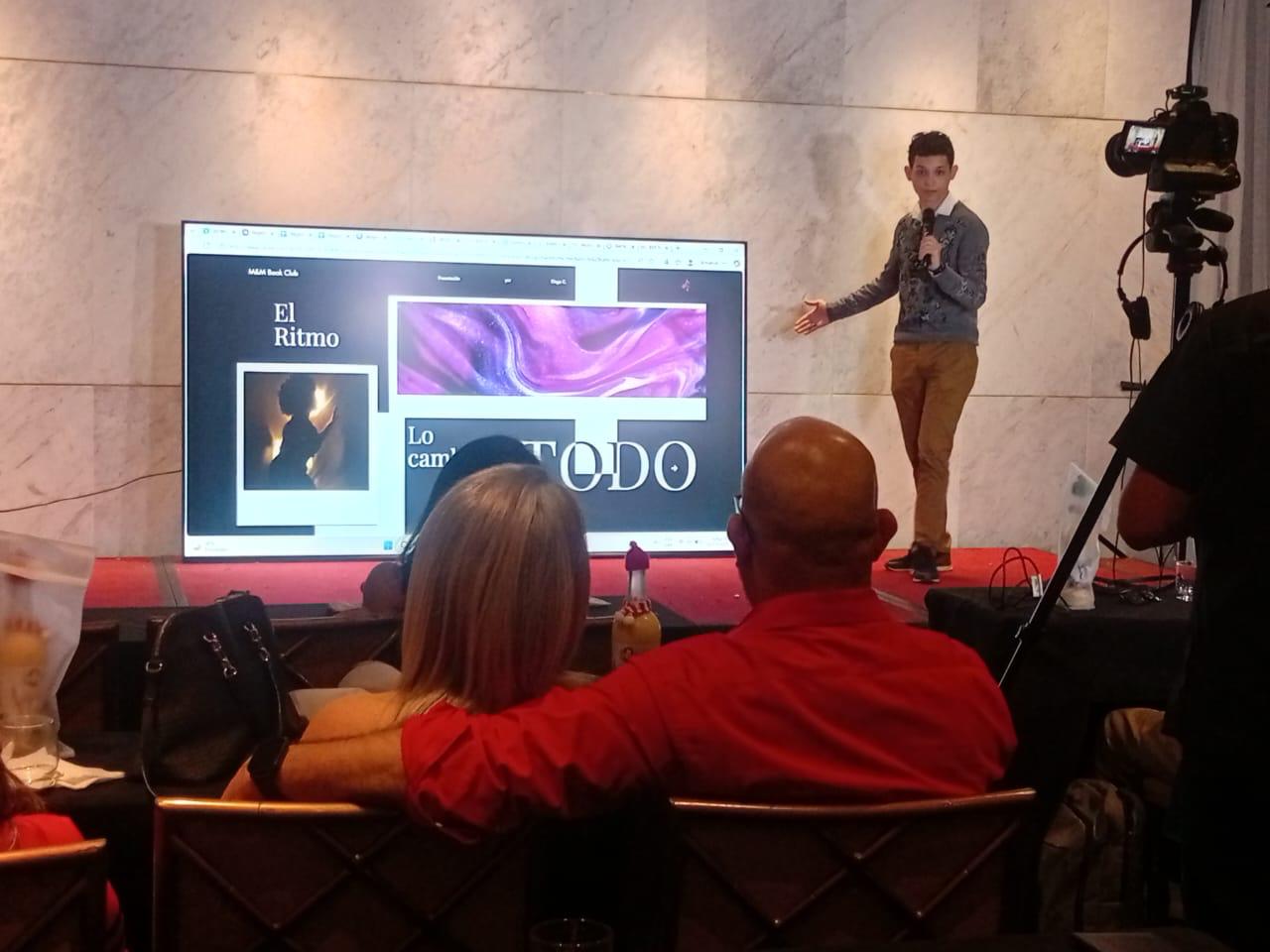 Un joven lector presenta ante el público