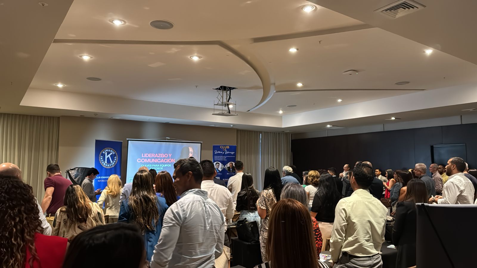 Comunidad reunida durante un encuentro del club