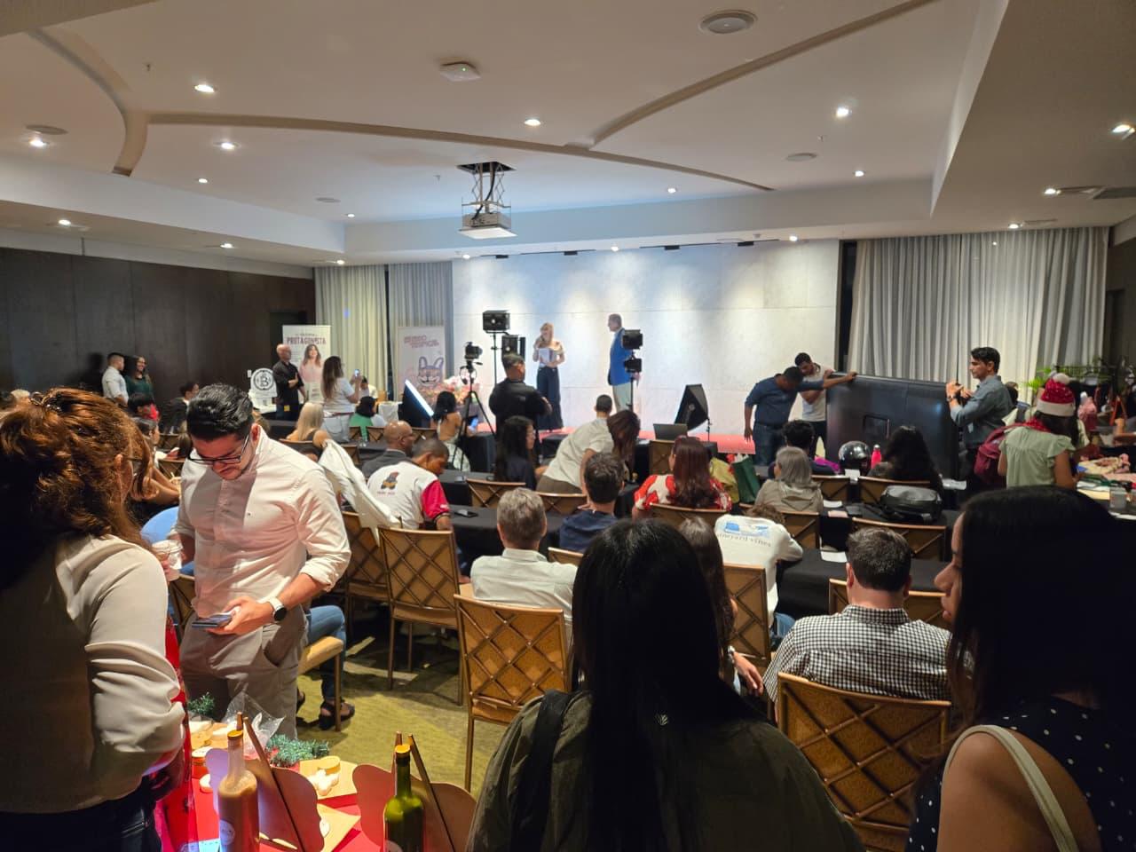 Velada del club con público y escenario